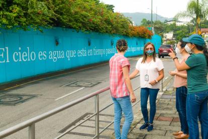 Funcionarios municipales y una de las frases de Letras Vivas.