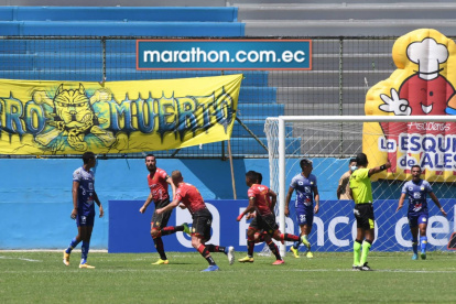 Eric Tovo celebra el gol del empate del Deportivo Cuenca en el estadio Jocay de Manta.