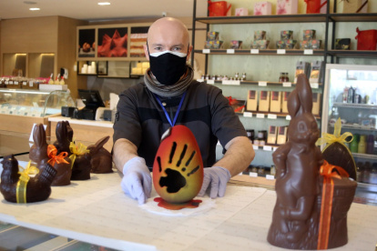 Tradición. Cyril Prud’homme está radicado en Ecuador desde hace más de 10 años y elabora huevos de Pascua para sus locales de Cyril, en Quito.
