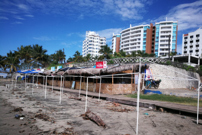 La playas cerradas lucieron así, sin turistas y con locales a media llave.