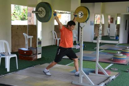Christian Zurita, pesista tricolor, durante los entrenamientos en Portoviejo.
