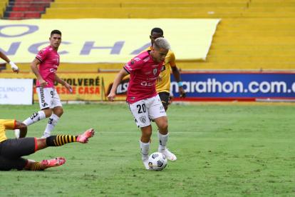 Cristian Ortiz controla el balón ante la marca torera. El jugador de Independiente del Valle dio la asistencia para el primer gol