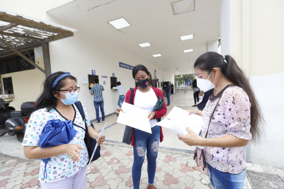 Algunos egresados ya cuentan con sus títulos, mientras que otros aún  esperan la entrega del documento.