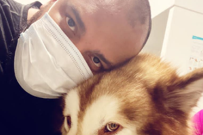 Roberto Navarro perdió a su mascota por la pandemia.