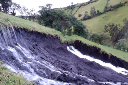 Un deslave provocó la pérdida de agua potable en tres parroquias.