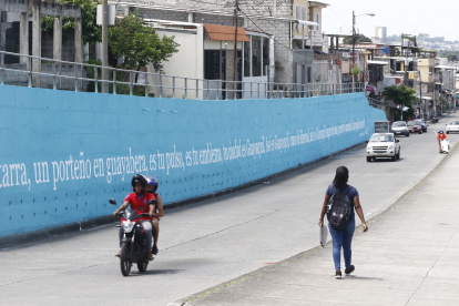 Mural del proyecto Letras Vivas. Al menos medio centenar de frases han sido pintadas.