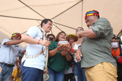 El candidato presidencial Andrés Arauz junto con el titular prorrogado de la Conaie, Jaime Vargas.