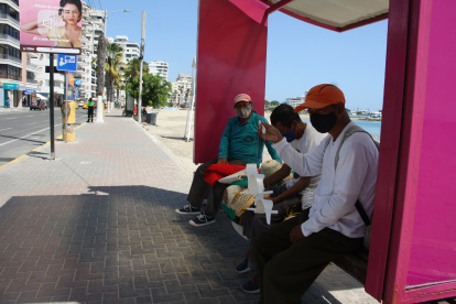 Los artesanos en Salinas se quedaron con sus mercaderías que esperaban vender durante el feriado.