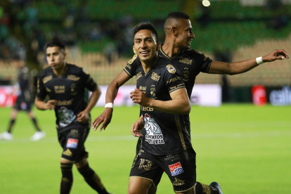 Ángel Mena celebra luego de marcar su gol frente al Toluca.
