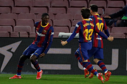 Los jugadores del Barcelona festejan el único gol del partido, conseguido en el minuto 90