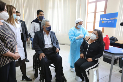 El presidente Moreno y la ministra Creamer, en el inicio de la jornada de vacunación a los docentes.