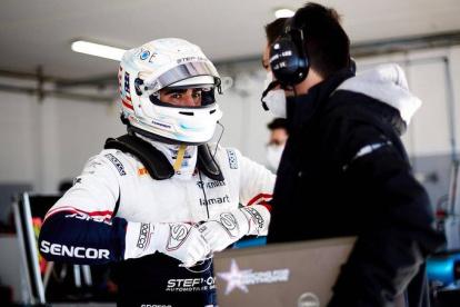 Juan Manuel Correa, piloto ecuatoriano, mientras conversa con uno de los técnicos de su escudería.