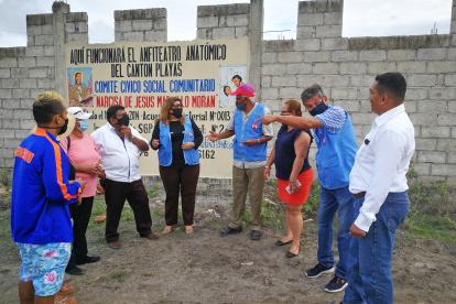 Miembros del Comité de Acción Social Narcisa de Jesús observan el lugar que se construirá la morgue de Playas.