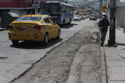 Los vecinos reclaman por los trabajos incompletos en la vía principal de La Roldós, al norte. La maquinaria permanece paralizada en el estadio de Cangahua desde hace un mes. 


04 DE ABRIL DEL 2021
. Angelo Chamba. (ag-extra ag-expreso ag-quito)