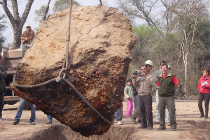 Fotografía cedida hoy por la Asociación Chaqueña de Astronomía que muestra el levantamiento en 2016 del meteorito Gancedo, en la provincia de Chaco (Argentina).