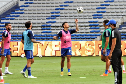 Alexis Zapata (c), mediocampista azul, saltará como titular hoy frente al conjunto ambateño.