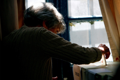 Fotografía de archivo donde una mujer deposita su voto en Santiago.