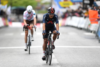 Richard Carapaz se vio complicado por una caída a 18 kilómetros de la meta.