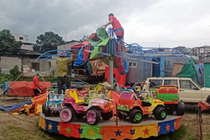 Hecho. Los juegos mecánicos estaban en un área pública donde hay canchas deportivas.