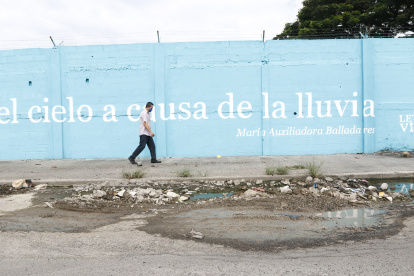 Un aspecto del suburbio muestra el costoso proyecto Letras Vivas junto a un bache.