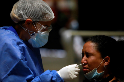 Lo cierto es que, según la evidencia científica y las autoridades sanitarias globales, los pacientes asintomáticos sí pueden transmitir la enfermedad y en ningún caso son considerados personas sanas o “falsos positivos” de las pruebas anticovid.