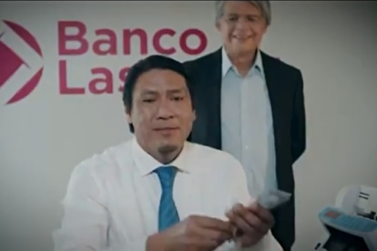 Video. En la fantasía correísta, Guillermo Lasso se para atrás de los cajeros del banco y les dice cuánto cobrar por comisiones, descuentos e intereses.