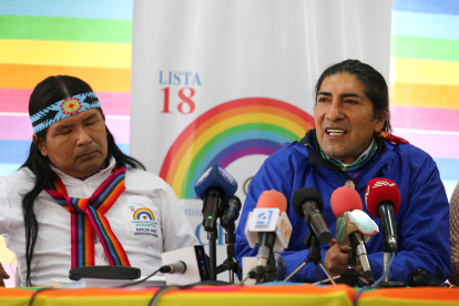 El coordinador nacional del movimiento Pachakutik Marlon Santi (i) junto al candidato presidencial Yaku Pérez (d), asisten hoy a una rueda de prensa en Quito.