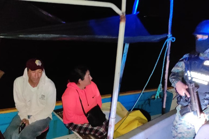 Momentos en que la Armada del Ecuador encontró a los pescadores que estaban a la deriva.