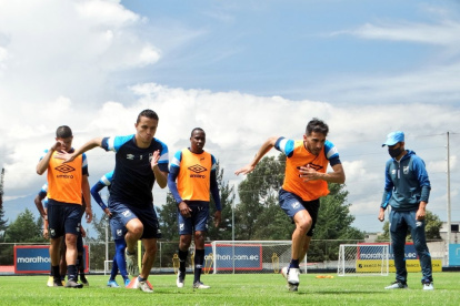 Andrés Oña (izquierda) sufrió una lesión y estará seis meses fuera de las canchas