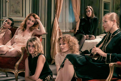 Ni los lujos expuestos ni los juegos de luces quitan al film lo sórdido de la historia que refleja.