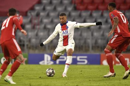 Kylian Mbappe (C) encuentra el espacio para rematar y poner el tercero del PSG en la cancha del Bayern.