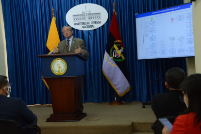 Acto. El ministro de Defensa, Oswaldo Jarrín, durante la rueda de prensa.