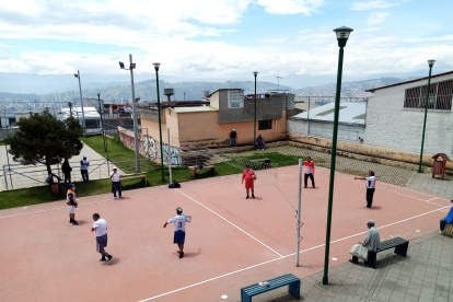 En los parques más pequeños de los barrios de la capital, continúan los encuentros entre vecinos.