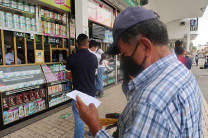 Panorama. En Guayaquil, decenas de personas buscan medicinas que no encuentran en los hospitales.
