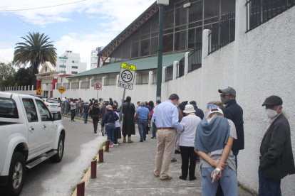 Largas filas se registraron desde la mañana de este miércoles en varios puntos de vacunación de la ciudad de Quito.