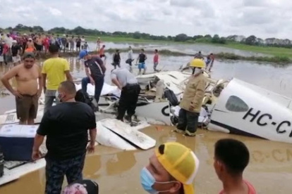 Los cuerpos fueron sacados de la avioneta y llevados al Instituto Forense de Guayaquil.