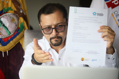 El exministro de Salud, Mauro Falconí, durante la firma del convenio con el Municipio de Guayaquil.