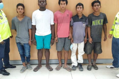 Los cinco jóvenes que son sospechosos de ser parte de una banda delictiva.