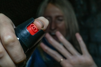 El uso de gas pimienta y de otras armas no letales no está enmarcado en la ley.