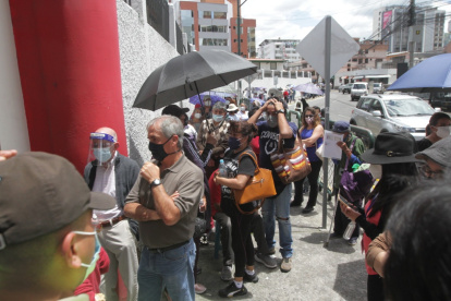 Las largas filas para acceder a la vacuna se repitieron hoy.