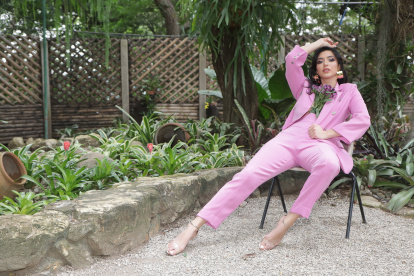 Justeen Cruz disfruta usar looks monocromáticos.