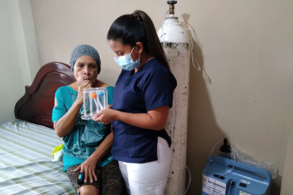 A falta de dinero y por la escasez de camas en los hospitales, se crean UCIS dentro de las casas.