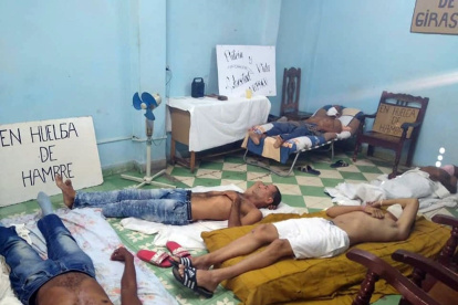 Fotografía cedida, el 1 de abril de 2021, por el Partido del Pueblo (PDP) donde aparecen varios cubanos acostados sobre colchones y sábanas durante una huelga de hambre.