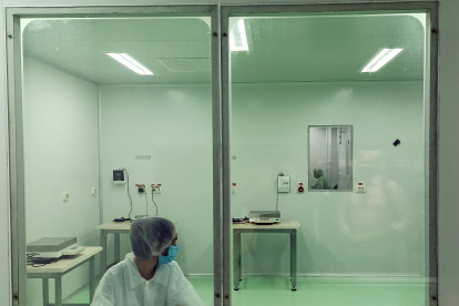 Trabajadores de laboratorio de alto riesgo procesan las vacunas cubanas contra la Covid-19 en La Habana (Cuba).