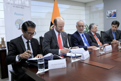 Representantes de Codelco y Enami EP de Ecuador firmaron en 2018 un acuerdo para desarrollar en conjunto el proyecto de cobre Llurimagua.