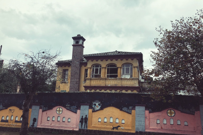 Esta casa patrimonial abandonada de la localidad fue ocupada por gente en situación de calle. La administración zonal de La Mariscal indica que lleva a cabo operativos interinstitucionales para evitar su mal uso.