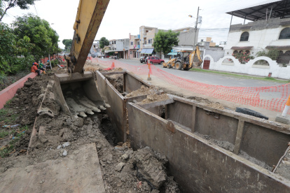 El canal. Personal se encuentra todavía trabajando en el lugar. Se prevé que la obra culmine dentro de un mes aproximadamente.