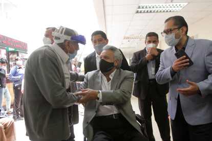 Orden. El pasado 25 de marzo el presidente visitó uno de los puntos de vacunación en la capital junto al ahora exministro de Salud, Mauro Falconí.