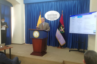 Venta. El ministro de Defensa Oswaldo Jarrín anunció el miércoles la venta directa de tres helicópteros Dhruv.