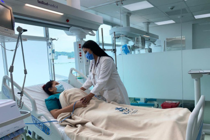 Personal de Solca atiende a un paciente hospitalizada.